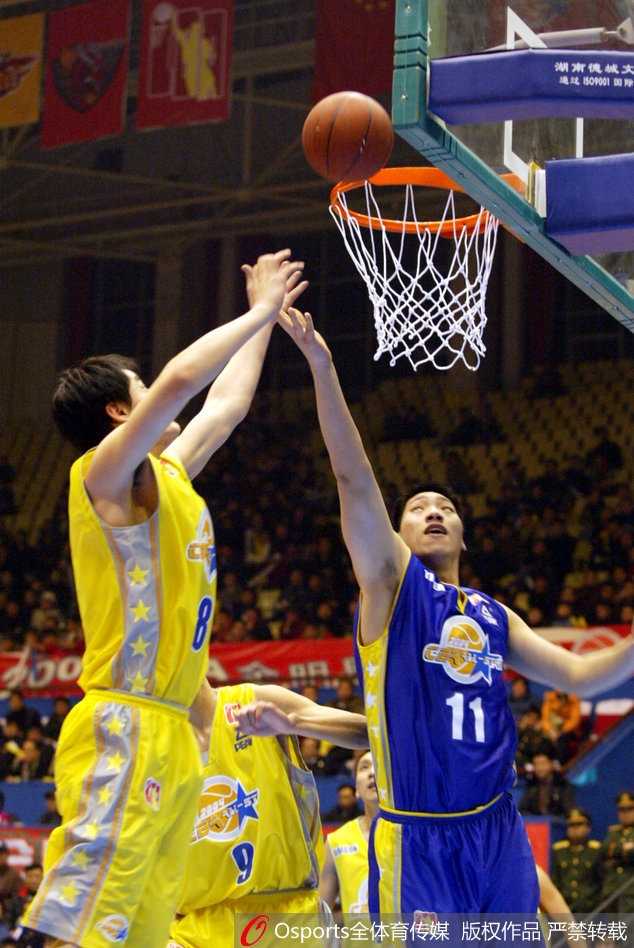 峥嵘岁月稠:回顾CBA全明星赛最有价值球员光辉史 年轻的大巴巴特尔身披北方队战袍,肌肉线条分明,内线霸主之气一览无余。