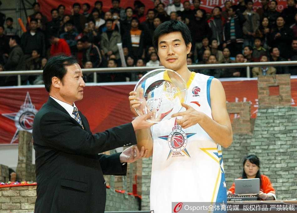 峥嵘岁月稠:回顾CBA全明星赛最有价值球员光辉史 昆西杜比在三分线外自信出手,防守者望尘莫及,全场比赛他如入无人之境。