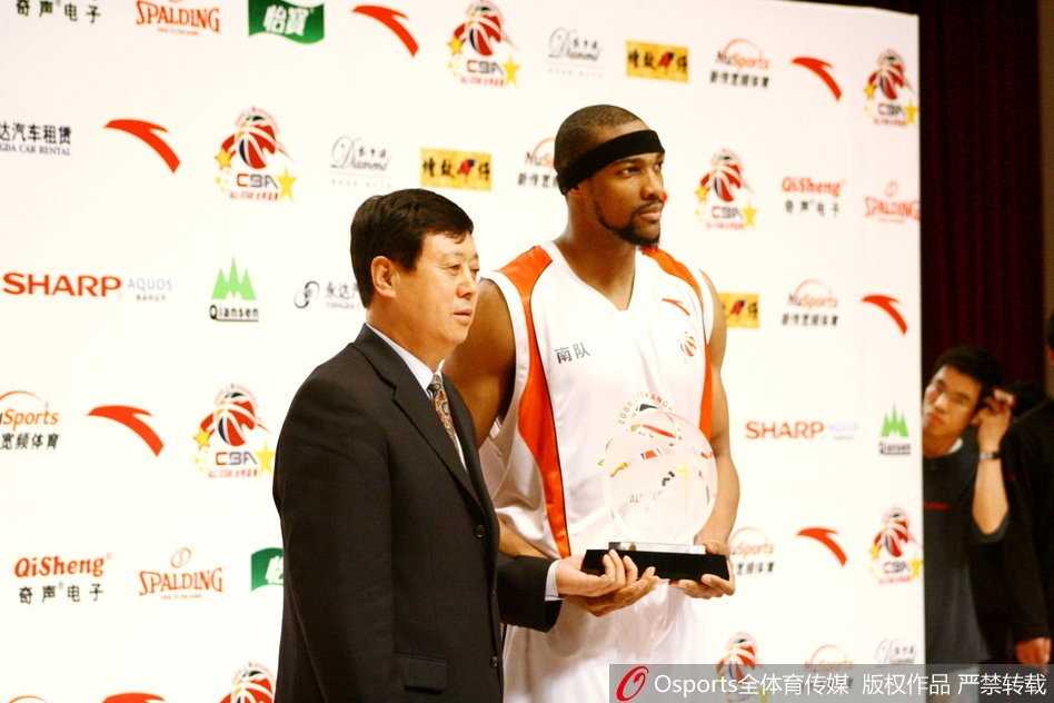 峥嵘岁月稠:回顾CBA全明星赛最有价值球员光辉史 王治郅再次捧起MVP奖杯,面露温润笑容,身后是南区的队友们为他鼓掌。
