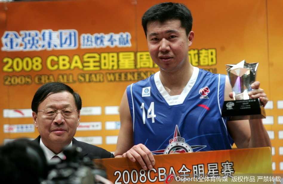 峥嵘岁月稠:回顾CBA全明星赛最有价值球员光辉史 当年的全明星赛场上群星云集,易建联飞身扣篮,唐正东篮下卡位,老将新星同场竞技。