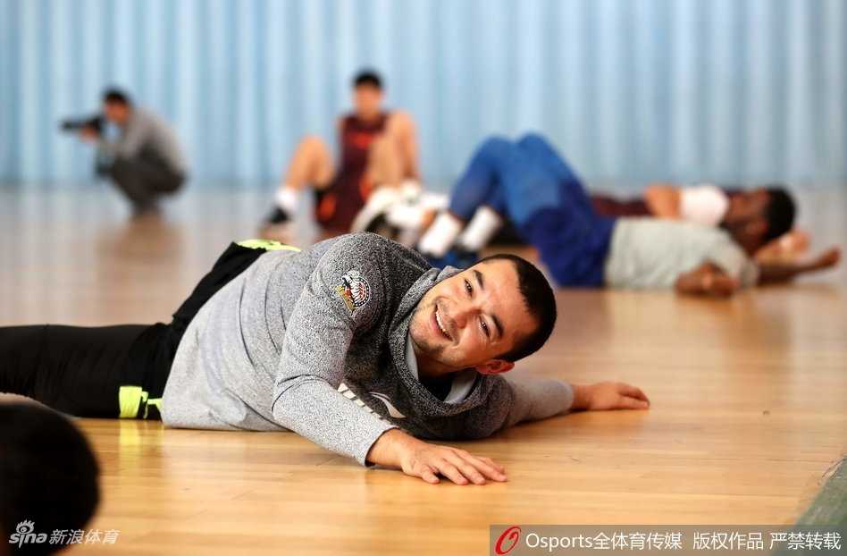 俞长栋在对抗中高高跃起，单手抓下前场篮板，落地瞬间他眼神坚毅，肌肉线条在灯光下显得格外分明，充满了力量感。