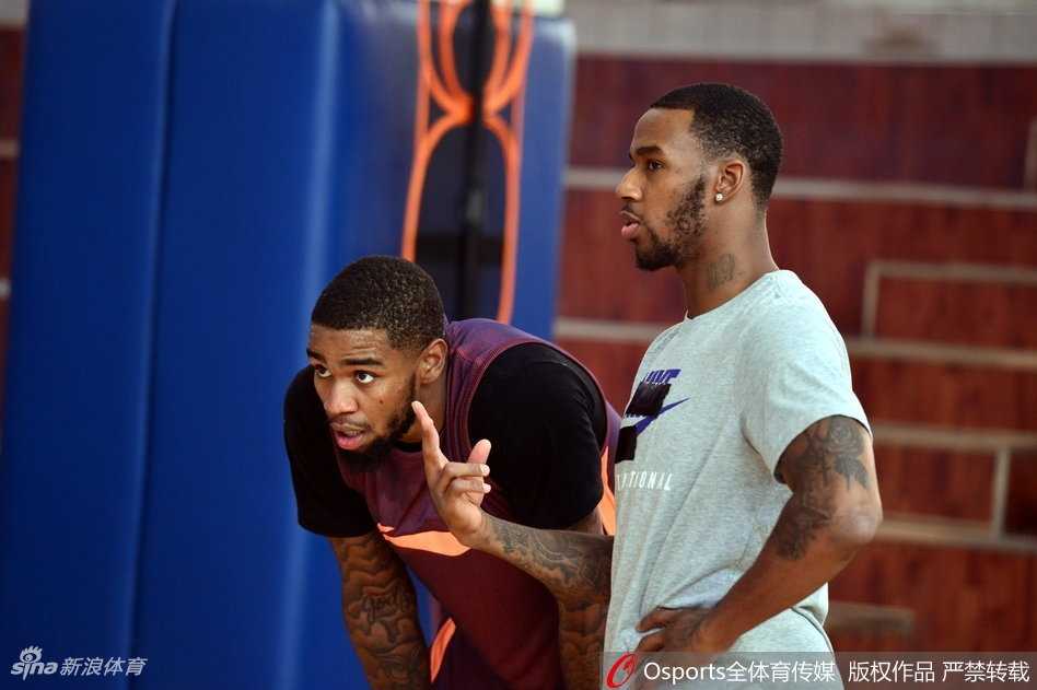 外援亚当斯在训练中秀出华丽运球，他如一道蓝色闪电般穿梭于防守队员之间，犀利的突破预示着新赛季他仍是球队最锋利的矛。