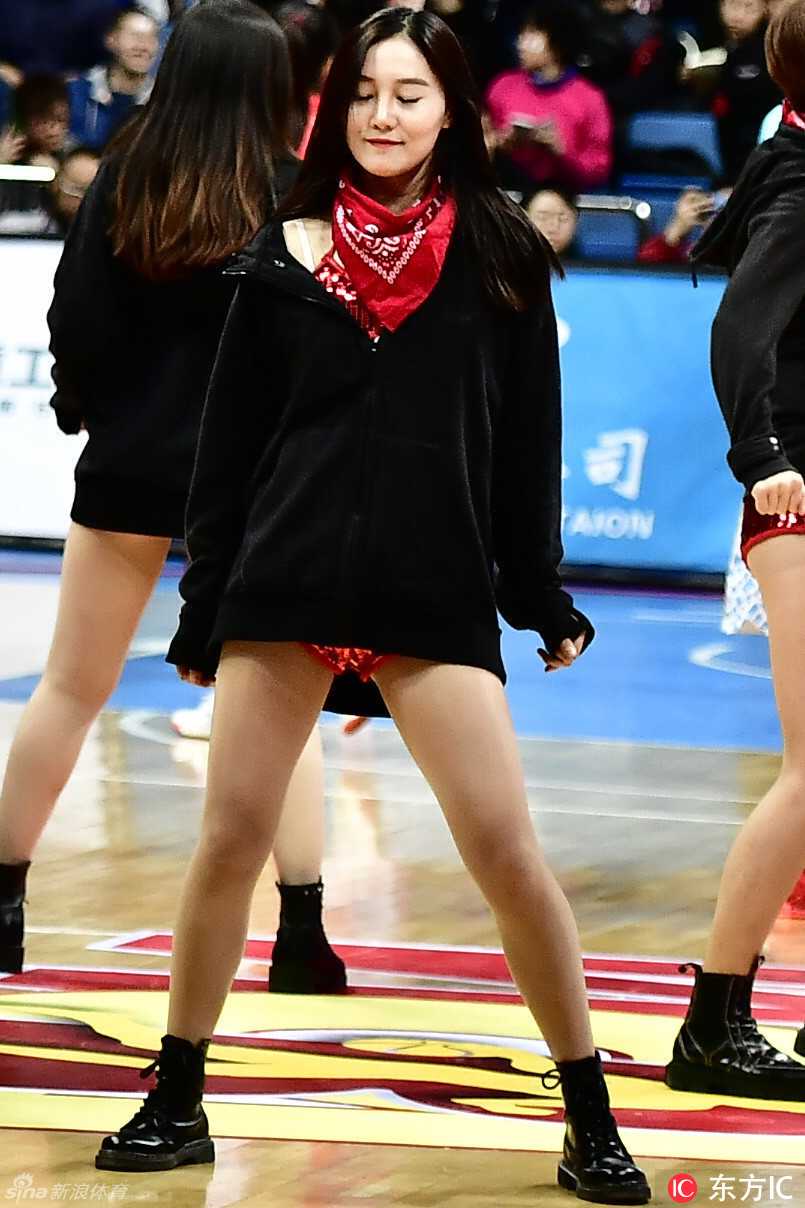 灯光聚焦，拉拉队员们排成整齐的队列，修长的美腿在空中划出优美的弧线，她们的每一次跳跃都紧扣着场边观众的心弦。