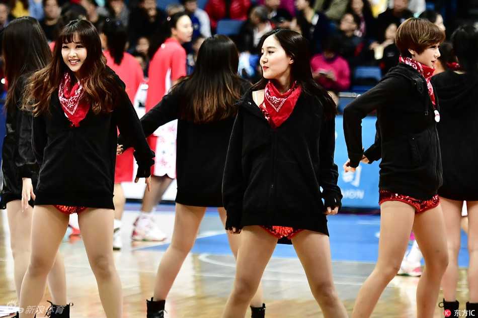 热情如火的拉拉宝贝们随着音乐律动，高难度的托举动作引来全场欢呼，为总决赛的紧张氛围增添了一抹亮色。