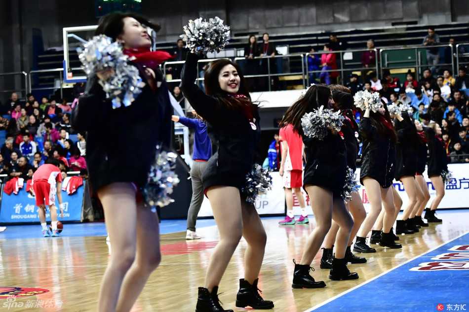 比赛暂停间隙，拉拉队员们迅速占领场地中央，一段激情四射的舞蹈瞬间点燃全场气氛，她们专业的表演赢得了现场球迷的阵阵喝彩。