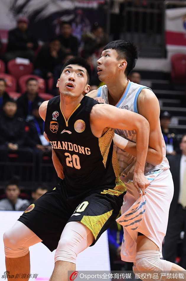 周琦在广东内线群中轻舒猿臂，一记精准的勾手躲过易建联的封盖，篮球划出美妙弧线坠入网窝。