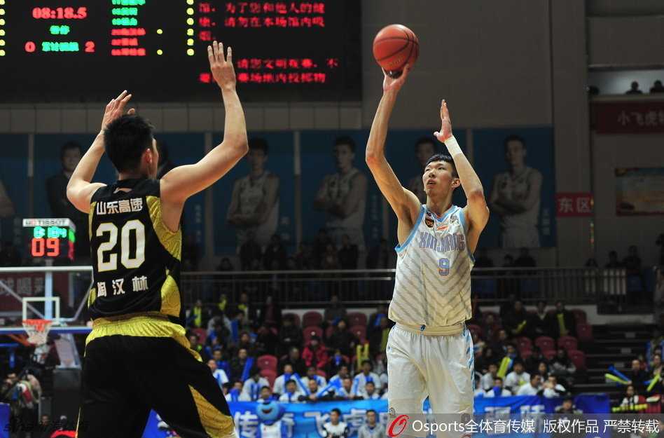 亚当斯鬼手抢断后发动快攻，面对空篮高高跃起，身后的广东追防球员只能望尘莫及，目送皮球入框。