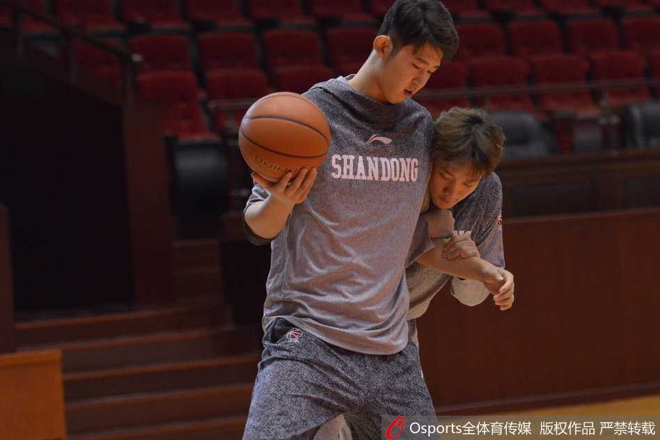 在洒满阳光的球馆里，丁彦雨航眼神专注，完成一次舒展的跳投，身体里蕴藏着整个夏天特训带来的进步。