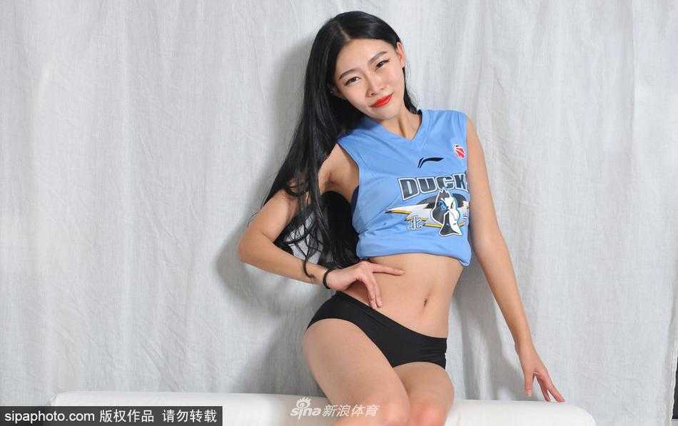 巅峰啦啦队热舞助阵,北京首钢男篮新纪元誓要卷土重来 巅峰啦啦队队长身穿亮黄色热裤,在复古单车旁展露修长美腿,青春甜美的笑容仿佛一缕阳光,瞬间照亮了首钢男篮的备战前路。