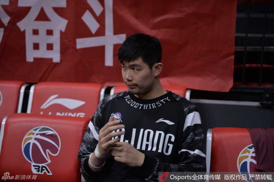 可兰白克-可兰白克肩抗一箱矿泉水走向替补席，嘴里喊着“兄弟们，能量补给到了”，队长气质尽显。