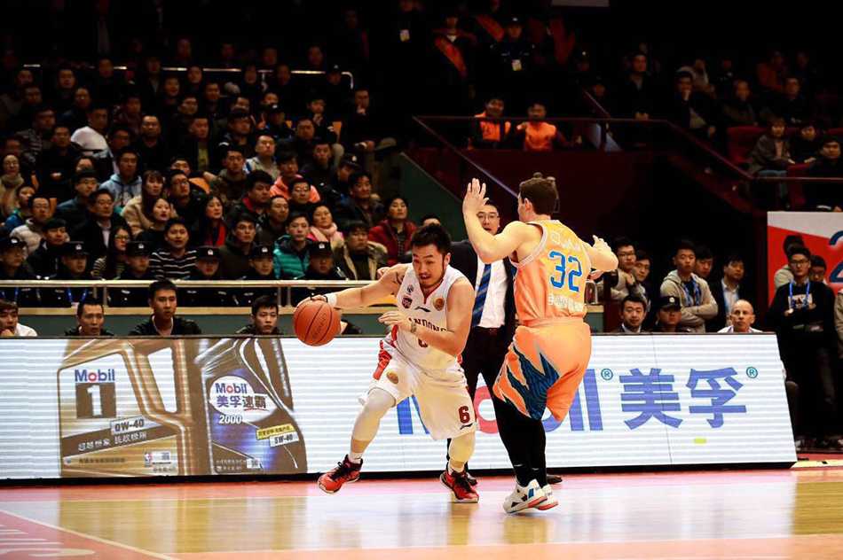 巅峰赛季回忆录:丁彦雨航与他的对手们书写CBA热血篇章 悍将睢冉底线突破如猎豹潜行,目光如炬寻找队友,身体对抗中展现出惊人的核心力量。