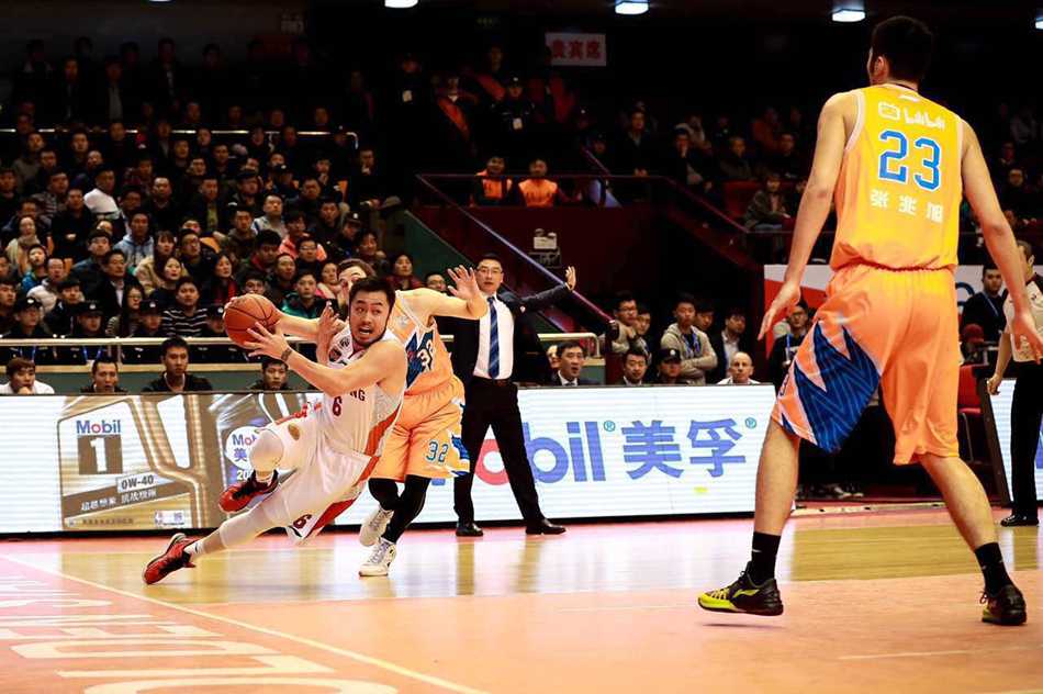 巅峰赛季回忆录:丁彦雨航与他的对手们书写CBA热血篇章 刘晓宇全神贯注压低重心进行死亡缠绕防守,双手张开如同大闸,令对手运球举步维艰。