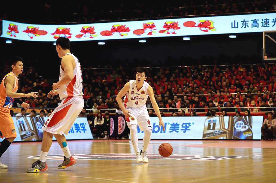 巅峰赛季回忆录:丁彦雨航与他的对手们书写CBA热血篇章 老将刘炜沉稳指挥队友跑位,手指战术方向犹如场上的定海神针,尽显传奇控卫本色。