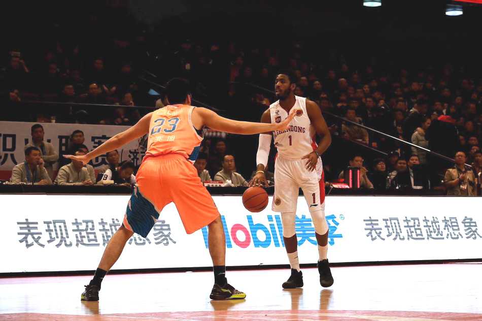 巅峰赛季回忆录:丁彦雨航与他的对手们书写CBA热血篇章 哈达迪与阿巴斯内线双塔高举高打,亚洲顶级内线组合在篮下筑起无法逾越的叹息之墙。