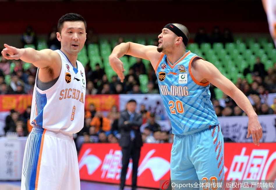 哈达迪在新疆队内线群中高高跃起，以一敌三霸气摘得篮板，眼神中充满了对胜利的渴望。