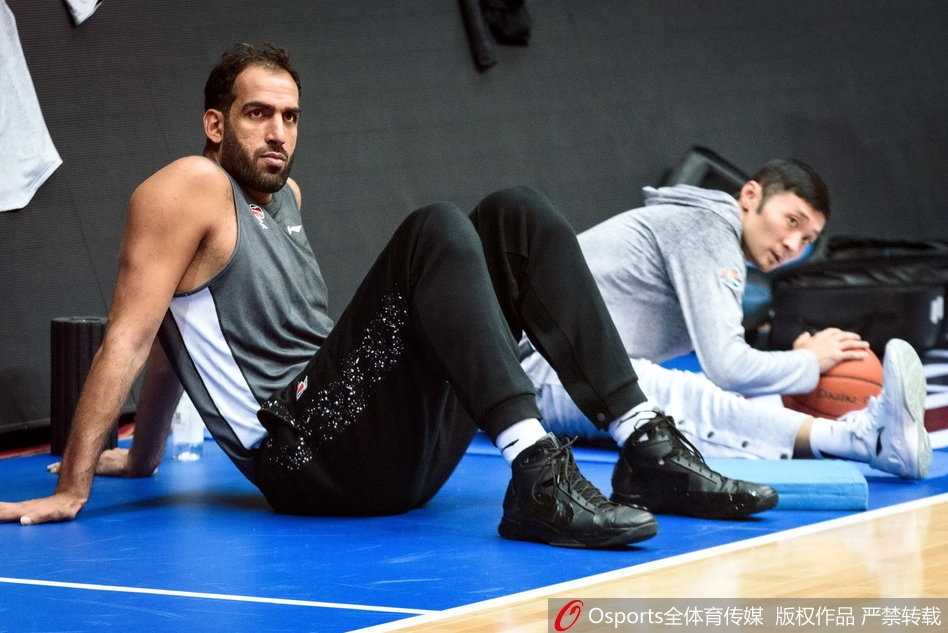 川军新老交替阵痛中前行 老将刘炜场边独自拉伸引关注 年轻后卫黄荣奇在训练中突破上篮,他的速度和冲击力是四川队未来的希望所在。