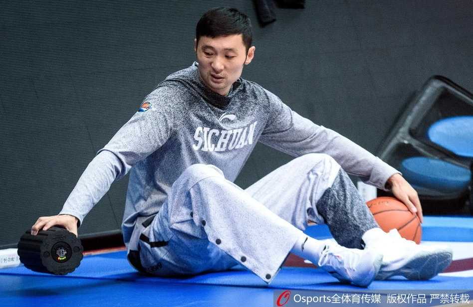 川军新老交替阵痛中前行 老将刘炜场边独自拉伸引关注 四川男篮训练课上,球员们正在进行战术跑位练习,专注的神情透露出对胜利的渴望。