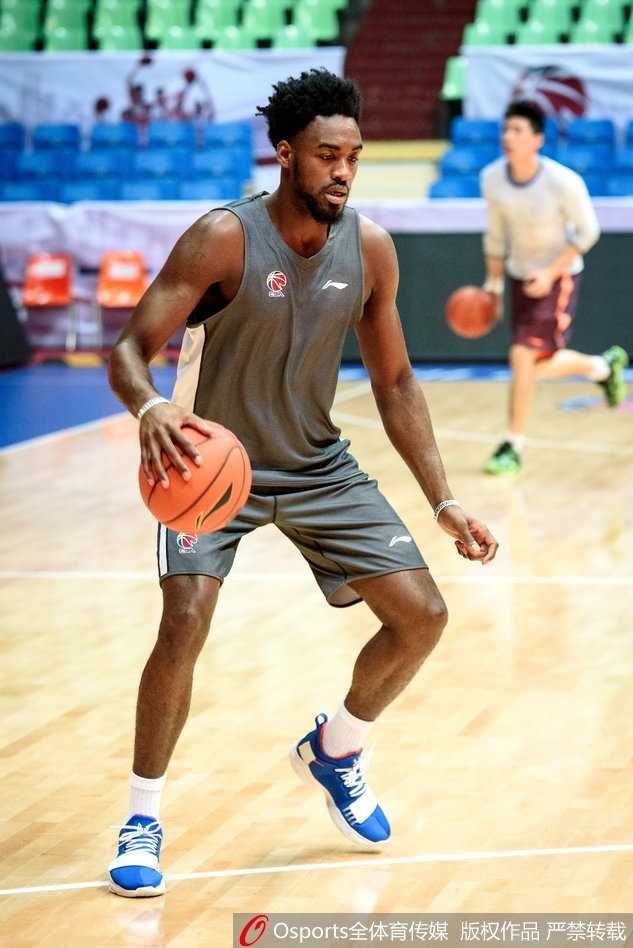 川军新老交替阵痛中前行 老将刘炜场边独自拉伸引关注 四川队外援富兰克林在训练中寻找手感,他与哈达迪的“哈林组合”仍在磨合之中。