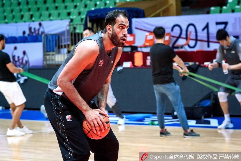 川军新老交替阵痛中前行 老将刘炜场边独自拉伸引关注 老将刘炜在训练场边独自进行腿部拉伸,神情坚毅,他正为了尽快重返赛场而全力以赴。