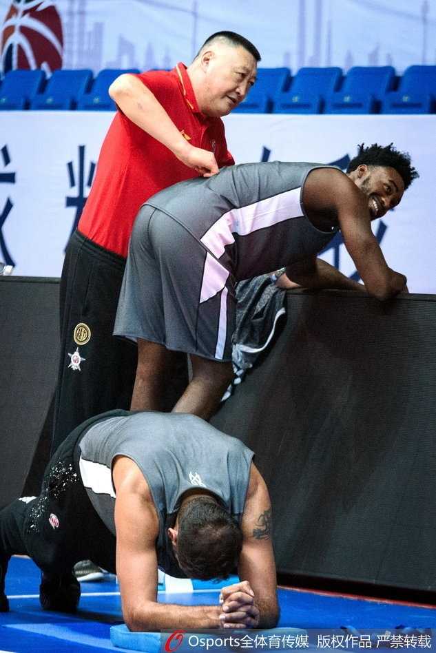 川军新老交替阵痛中前行 老将刘炜场边独自拉伸引关注 外援哈达迪在训练中进行内线强打,他需要尽快找回状态带领球队走出困境。