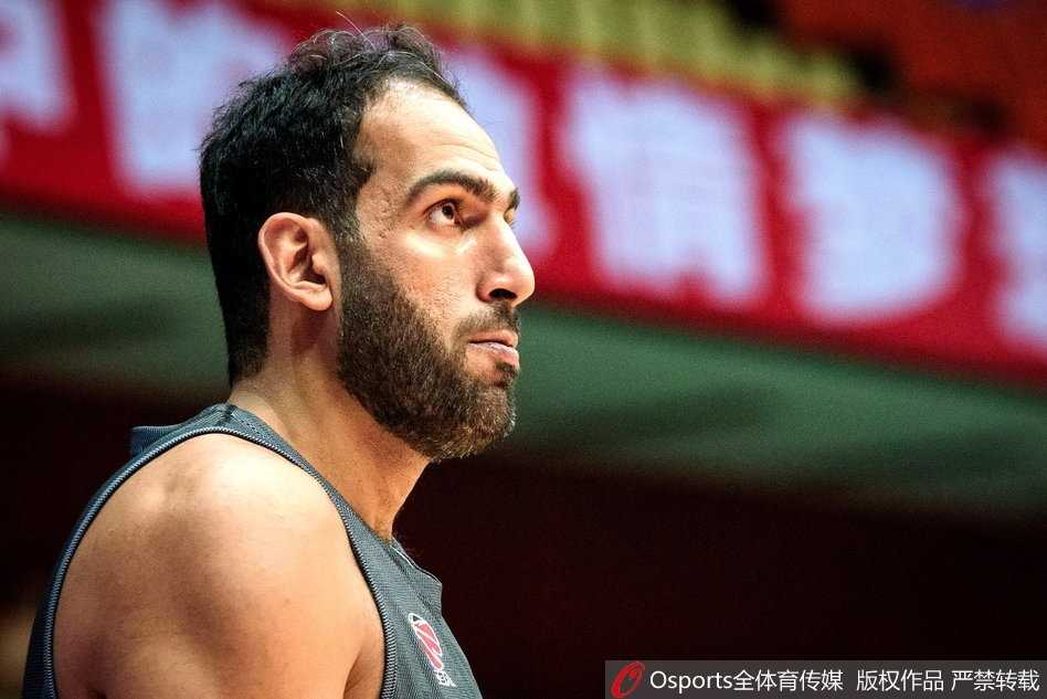 川军新老交替阵痛中前行 老将刘炜场边独自拉伸引关注 四川队全体球员在训练场上集结,老将新秀并肩作战,共同为球队的荣誉而努力。