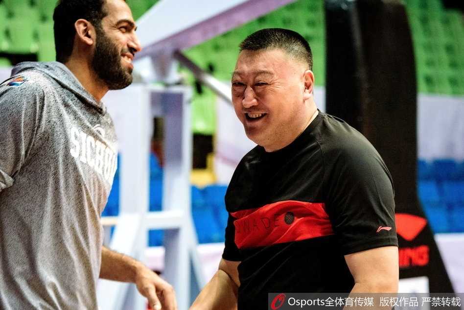 训练中的吴楠目光坚毅，手臂与躯干的纹身若隐若现，他正进行力量训练，每一次发力都伴随着肌肉的紧绷和纹身的律动