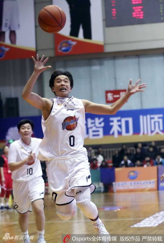 山西女篮后卫赵志芳运球突破，眼神犀利直视前方，正欲穿过四川队的防线，身姿灵动迅捷