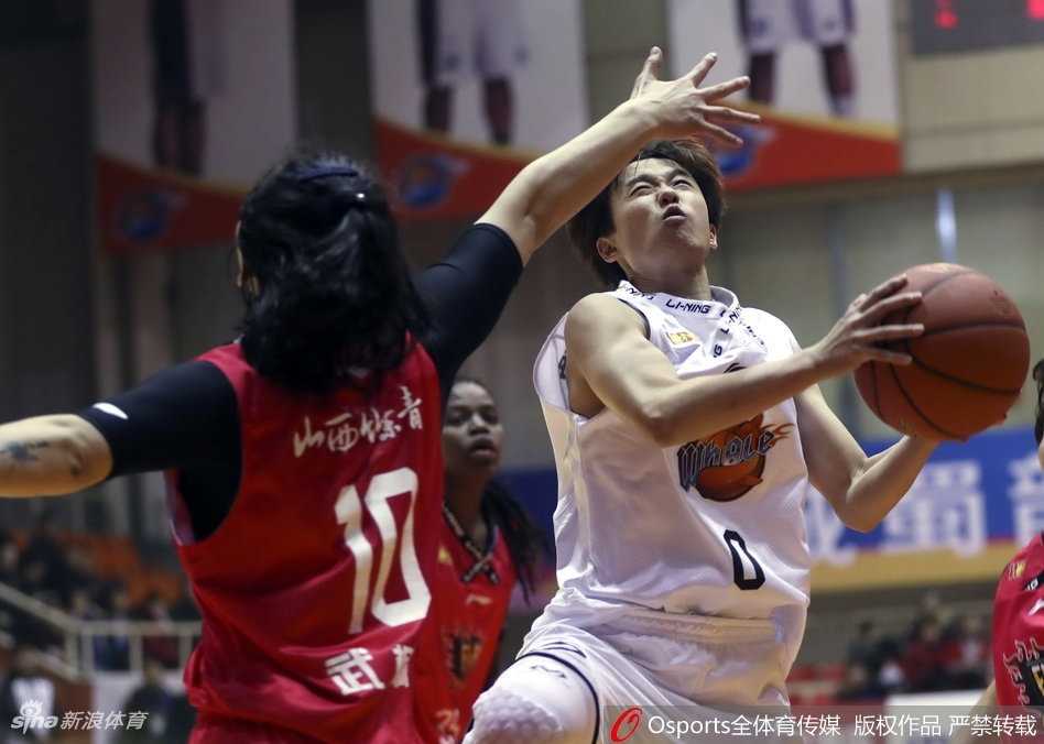 四川女篮外援叶琳娜在三人包夹下强行转身投篮，肌肉紧绷青筋暴起，眼神中满是不甘与坚毅