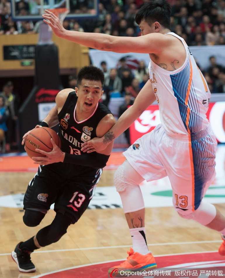 辽宁外援哈德森面对防守强行出手三分，标志性的投篮动作点燃现场气氛