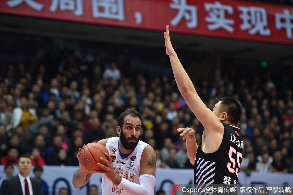 辽宁核心郭艾伦持球快速突破，面对四川队两人夹防强行杀向篮下