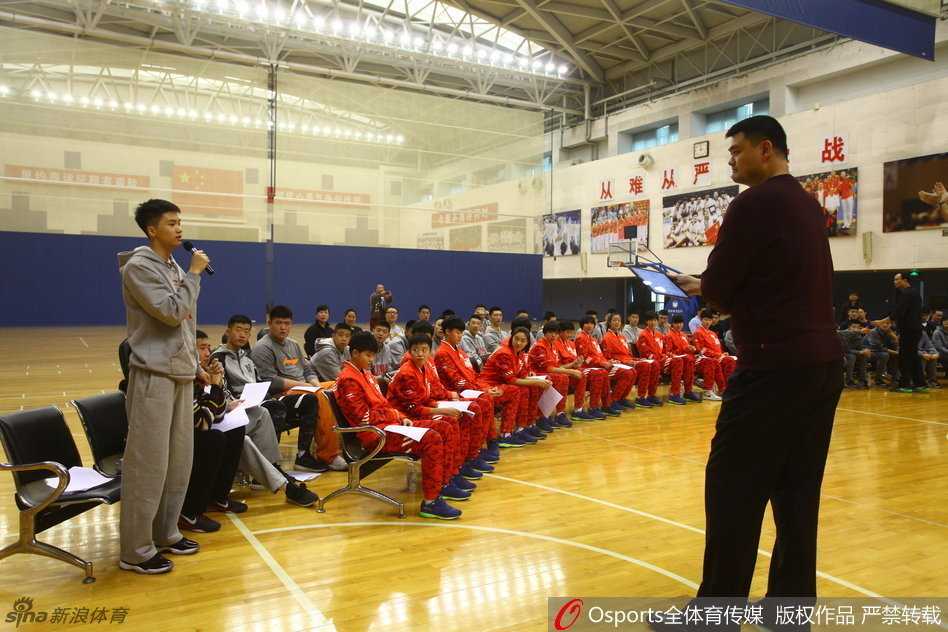 面对小球员略显稚嫩的问题，姚明不仅没有敷衍，反而以手托腮，做出认真思考状，随后用一段亲身经历的趣事引得在场的教练和队员们开怀大笑。