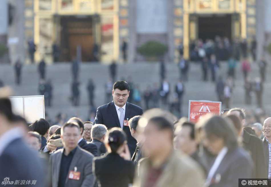 巨人身影后的五年履职路 姚明两会留下深刻足迹 走出会议中心的姚明步履沉稳,身旁的与会人员在他高大的身形映衬下显得格外娇小,他目光平视前方,若有所思