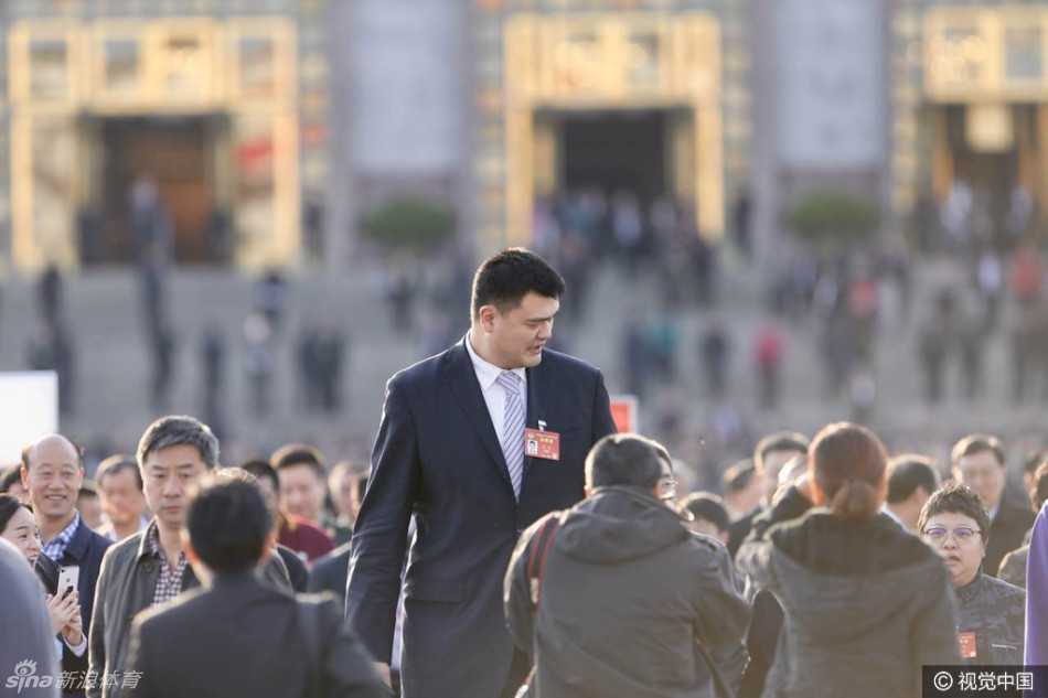 巨人身影后的五年履职路 姚明两会留下深刻足迹 散会时分,夕阳余晖洒在广场上,姚明迈着从容的步伐走下台阶,其身影在光影中拉得更长,宛如一座移动的丰碑