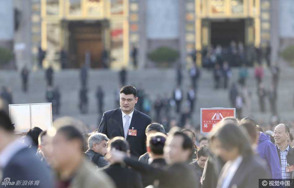 巨人身影后的五年履职路 姚明两会留下深刻足迹 姚明独自行走在大会堂外的台阶上,背景是庄严的国徽与飘扬的红旗,他以仰望的姿态看向远方,仿佛在审视着体育强国的未来蓝图