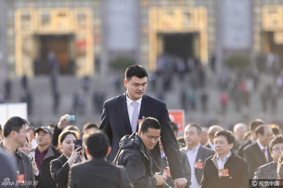 巨人身影后的五年履职路 姚明两会留下深刻足迹 人潮涌动的政协会场外,姚明那标志性的高大身影一出场便成为全场视觉焦点,他神情专注而从容,身边是步履匆匆的其他委员