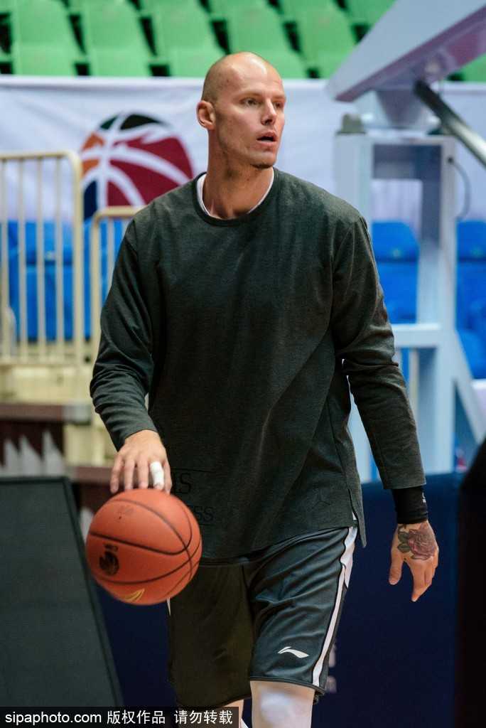 吉布森面对防守悍将强行干拔，身体在空中舒展到极致，投篮手型依然完美，仿佛时间在这一刻静止。