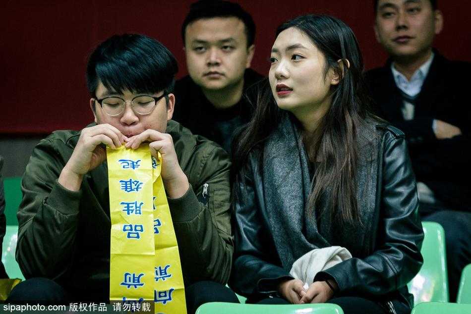 球馆明亮的灯光下，这位女球迷的侧颜轮廓显得格外柔美，她轻撩头发的瞬间被镜头定格，仿佛连空气都沾染了一丝属于青春的甜美气息。