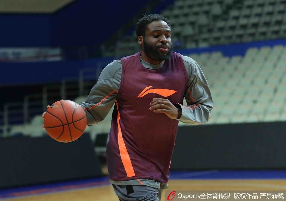 巴蜀篮球风云录 三外援同场竞技四川金强谋自救 富兰克林在对抗中强行起跳上篮,身体在空中完全舒展,用行动证明自己随时准备好为球队出战