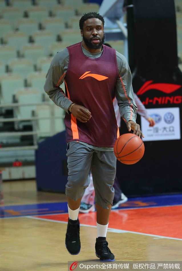 巴蜀篮球风云录 三外援同场竞技四川金强谋自救 哈达迪在低位要球,迪奥古在侧翼拉开空间,富兰克林运球组织,三外援各司其职的画面预示着球队战术的重新整合