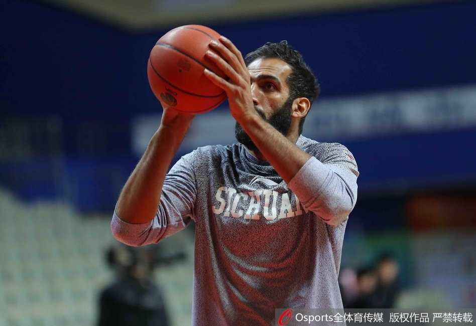 巴蜀篮球风云录 三外援同场竞技四川金强谋自救 身形庞大的哈达迪在训练中高举高打,眼神坚毅,仿佛要用双手拽回球队下滑的势头