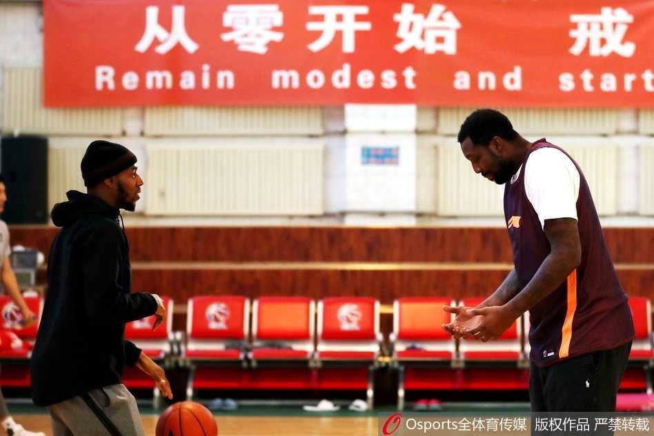 在队友们的注视下，布拉切完成了一次势大力沉的双手灌篮，整个训练馆似乎都回荡着这声巨响，替补席上的队友纷纷起身为他叫好