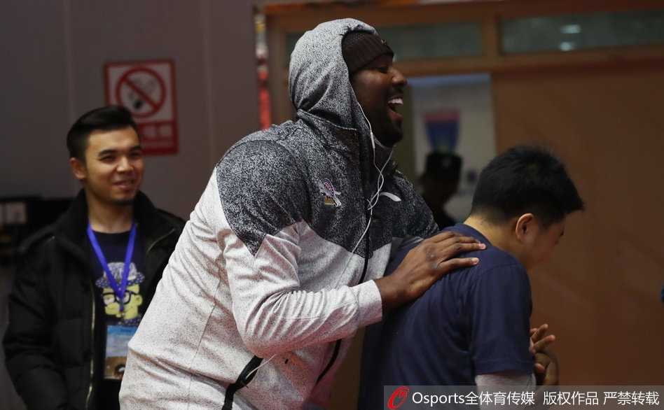 比赛间隙，布莱切与队友沟通交流，面带标志性的憨笑，看起来心情并未受体重问题影响。