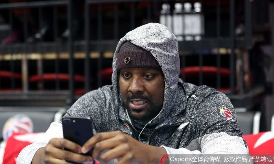 换了个角度的布拉切，宽松的西装也遮不住发福的肚腩，但他的目光依旧犀利如猎手。