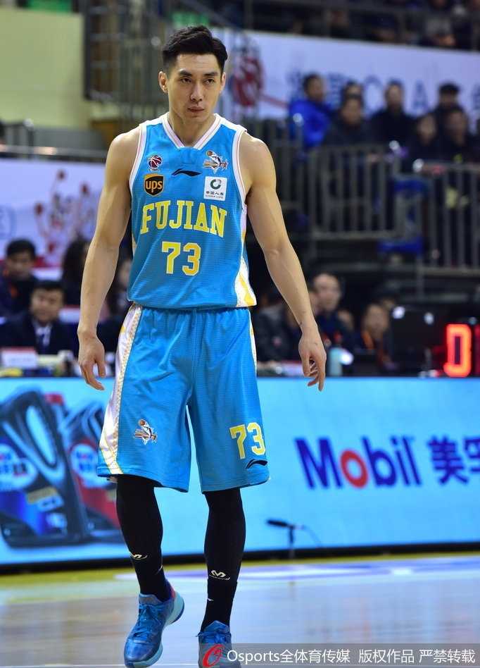 福建外援拉斯·史密斯在严密防守下强行出手，他的表情写满了不甘与对胜利的渴望，但今晚的胜利女神没有站在他这边。