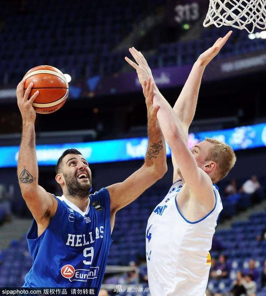 赛后，希腊众将围成一圈互相击掌鼓励，他们身后是巨大的比分牌，90-61的数字见证着这支欧洲传统强队的首战大捷与团队凝聚力