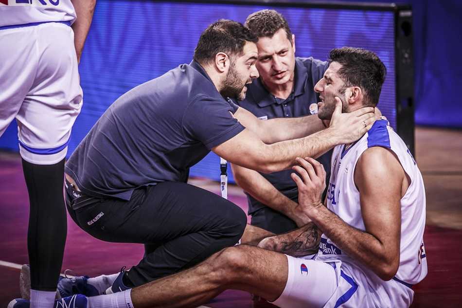 希腊队世预赛力克爱沙尼亚,广厦外援博洛西斯以队长身份闪耀赛场 赛后,贡献全场最佳表现的全能战士博洛西斯走向场边,接受希腊球迷们山呼海啸般的欢呼与致意,这一刻他配得上所有的赞誉。