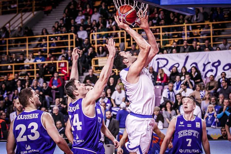 希腊队世预赛力克爱沙尼亚,广厦外援博洛西斯以队长身份闪耀赛场 博洛西斯在三分线外张手命中,他柔和的手感和高大的身形让对手的防守鞭长莫及,这一球再次点燃了全场希腊球迷的热情。