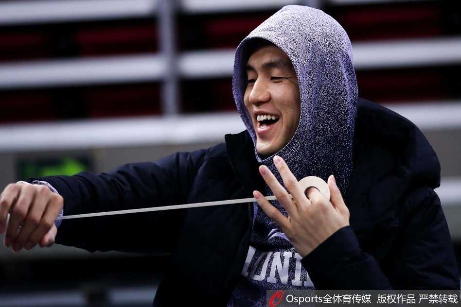 带伤出征,郭艾伦赛前训练笑对绷带 郭艾伦在训练中完成了一次漂亮的突破上篮,身体在空中舒展,手指轻轻将球拨向篮板,缠着绷带的手依然保持着完美的投篮手型。