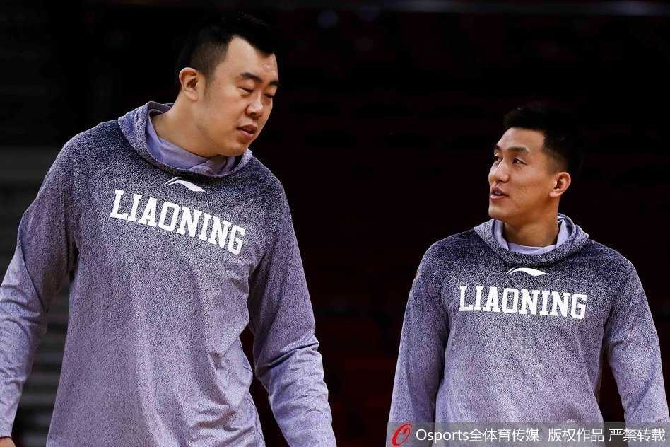 带伤出征,郭艾伦赛前训练笑对绷带 郭艾伦在训练场边坐下,低垂着眼帘,神情专注而安静地用白色绷带一圈一圈仔细缠绕着自己的手指,为即将到来的硬仗做着准备。