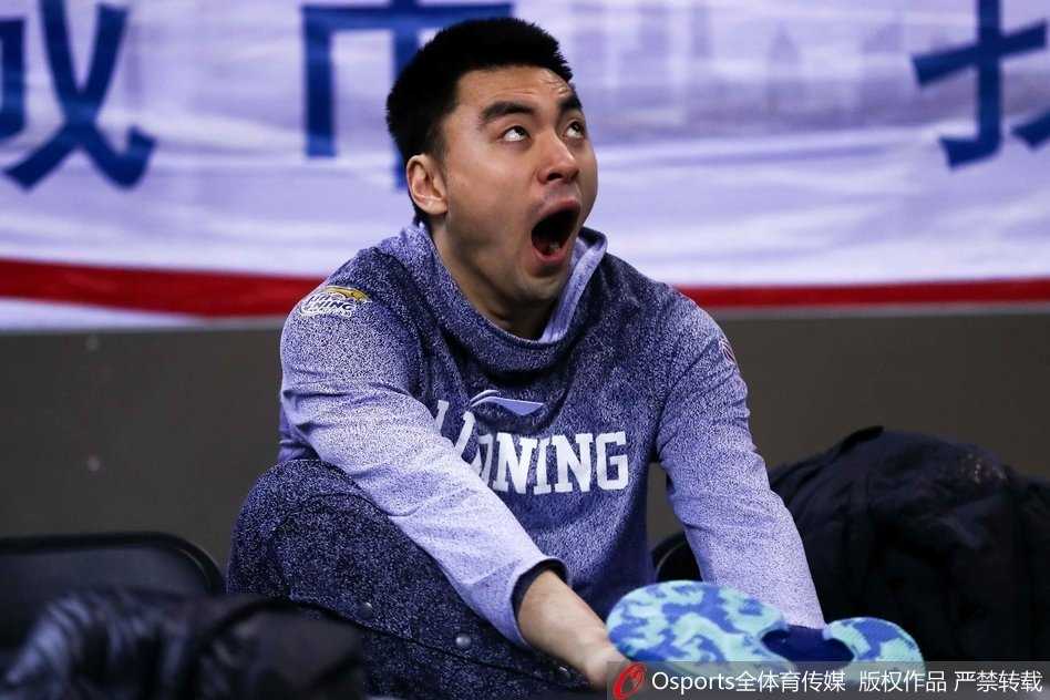 带伤出征,郭艾伦赛前训练笑对绷带 训练间歇,郭艾伦与身边的队友进行交流,他微微侧身,手指着场上的某个位置,眼神中透露出思考与专注,仿佛在讨论战术细节。